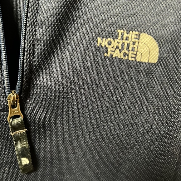 North Face Athletic Pull Over - Picture 4 of 5